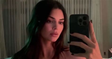 hot selfies|Kendall Jenner Poses Topless in Series of Mirror。